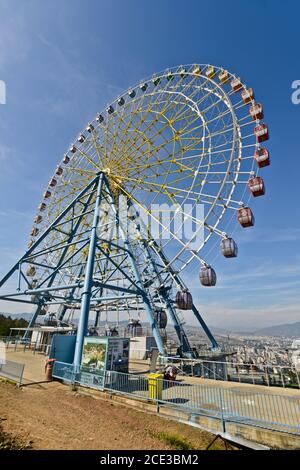 Riesenrad am Rande des Mtasminda Parks, Tiflis, Republik Georgien Stockfoto