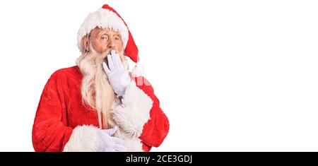 Alter älterer Mann mit grauen Haaren und langem Bart trägt traditionelle weihnachtsmann Kostüm gelangweilt gähnend müde Abdeckung Mund mit der Hand. Rastlos und schläfrig Stockfoto