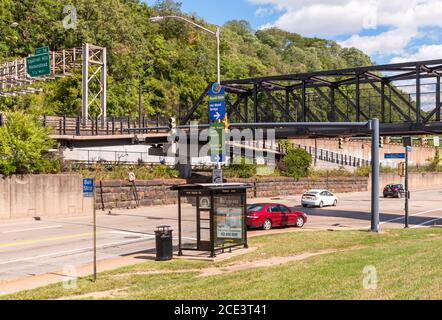 Ein Metallsteg über der Second Avenue in der Nachbarschaft von Oakland, Pittsburgh, Pennsylvania, USA Stockfoto