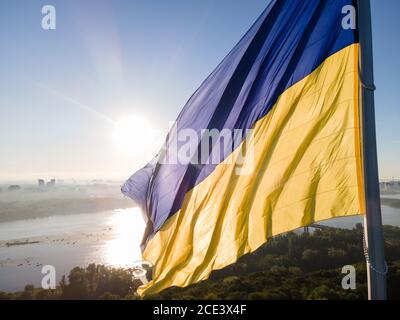 Kiew - Nationalflagge der Ukraine. Luftaufnahme. Kiew Stockfoto