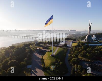 Kiew - Nationalflagge der Ukraine. Luftaufnahme. Kiew Stockfoto