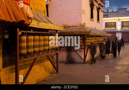 Pilgroms am Barkhor, in Lhasa, Tibet, während der Feierlichkeiten der Saga Dawa Stockfoto