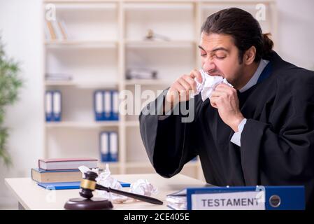 Junge Richter arbeiten im Gerichtsgebäude Stockfoto