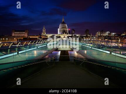St. Paul's Cathedral und Millenium Bridge in London bei Nacht, in England
