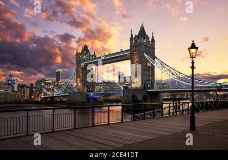 Tower Bridge bei Sonnenuntergang in London Stockfoto