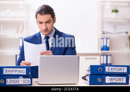 Junger Logistikspezialist im Büro Stockfoto