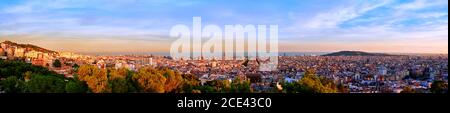Panorama der Stadt Barcelona bei Sonnenuntergang, in Spanien Stockfoto