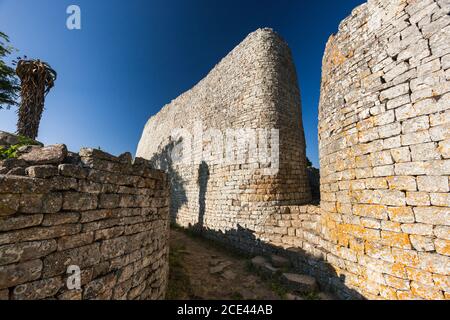 Große Zimbabwe Ruinen, große Mauer und Eingang von "The Great Enclosure", alte Hauptstadt der Bantu Zivilisation, Masvingo Provinz, Simbabwe, Afrika Stockfoto