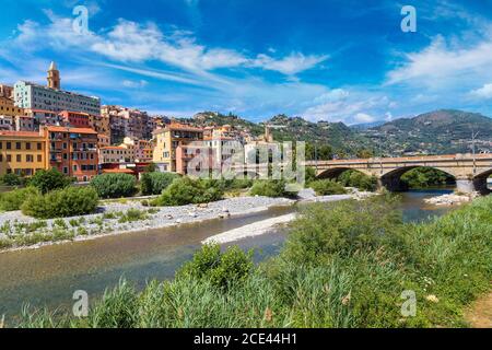 Bunte Häuser in der Altstadt von Ventimiglia in einem schönen Sommertag, Italien Stockfoto