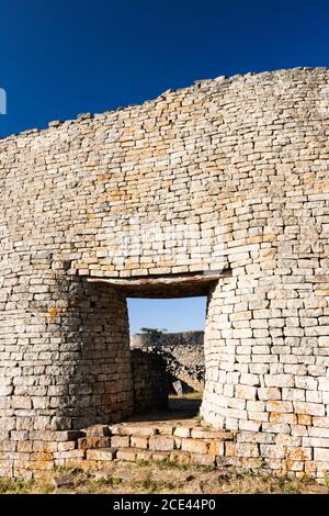 Große Zimbabwe Ruinen, große Mauer und Eingang von "The Great Enclosure", alte Hauptstadt der Bantu Zivilisation, Masvingo Provinz, Simbabwe, Afrika Stockfoto