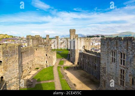 Caernarfon Castle in Wales an einem schönen Sommertag, Vereinigtes Königreich Stockfoto