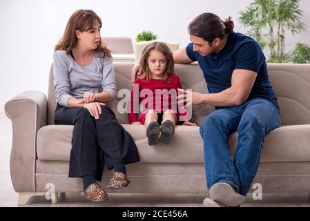 Junges Paar und Tochter im Familienkonfliktkonzept Stockfoto