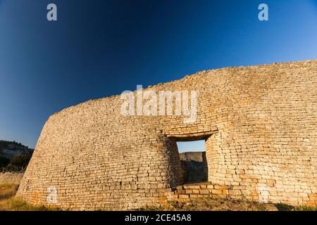 Große Zimbabwe Ruinen, große Mauer und Eingang von "The Great Enclosure", alte Hauptstadt der Bantu Zivilisation, Masvingo Provinz, Simbabwe, Afrika Stockfoto