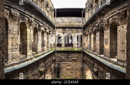 Die Porta Nigra (Schwarzes Tor) in Trier an einem schönen Sommertag, Deutschland Stockfoto