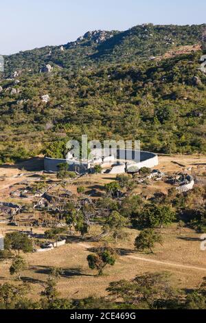 Große Zimbabwe Ruinen, die große Einschließung, Fernansicht von der Akropolis, alte Hauptstadt der Bantu Zivilisation, Masvingo Provinz, Zimbabwe, Afrika Stockfoto