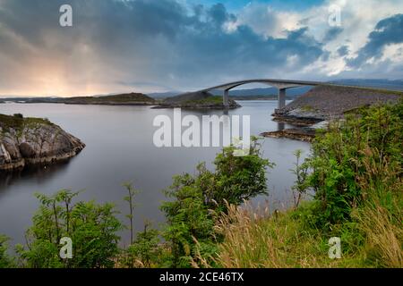 Storseisundet Brücke., entlang der Atlantikstraße, eine 8.3 Kilometer lange Straße, die durch einen Archipel in More Og Romsdal County, Norwegen verläuft. Auf sev aufgebaut Stockfoto