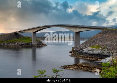 Storseisundet Brücke., entlang der Atlantikstraße, eine 8.3 Kilometer lange Straße, die durch einen Archipel in More Og Romsdal County, Norwegen verläuft. Auf sev aufgebaut Stockfoto