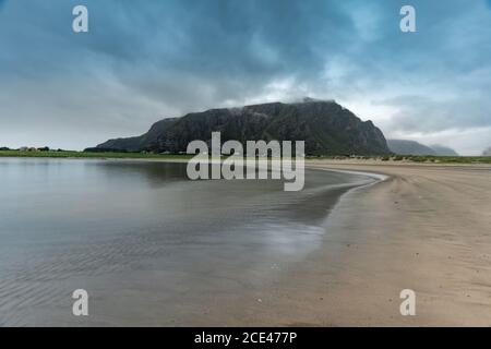 Farstadsanden Strand, entlang der Atlantikstraße, eine 8.3 Kilometer lange, die durch einen Archipel in More Og Romsdal County, Norwegen verläuft. Stockfoto