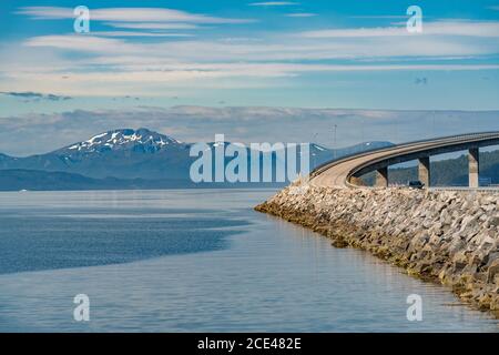 Atemberaubende Fjord- und Berglandsflächen, ergänzt durch beeindruckende Brücken entlang der Autobahn 64 im Kreis Møre Og Romsdal, Norwegen Stockfoto