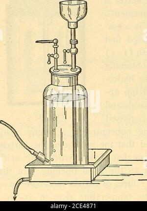 . Praktische Methoden der organischen Chemie . Die gefilterte Wasserlösung wird dann mit wasserfreien Soda behandelt, bis sie eine entschlossene alkalische Reaktion zeigt; das Aldehyd wird dann wieder mit Dampf destilliert. Es wird aus dem Destillat gewonnen. Nach dem Verdampfen des Äthers bleibt aus 20-22 Gramm pro-fäklich reinem Tolylaldehyd übrig. Siedepunkt, 2040. Herstellung von KohlenstoffmonoxideIn einem runden Liter-Kolben erhitzen 100 Gramm kristallisierte Oxalsäure mit 600 Gramm konzentrierte Schwefelsäure. Die dabei entstehenden Gase werden in zwei Spülzylinder geleitet (Abb. 74)gefüllt mit einer Lösung von Stockfoto