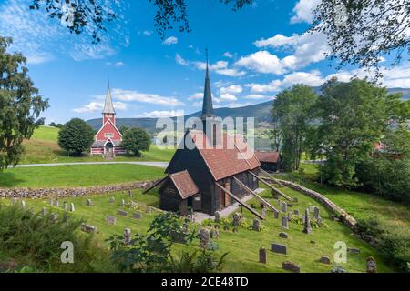 Die beeindruckende Stabkirche Rodven (stavkyrkje), Bezirk More Og Romsdal, Norwegen. Die braune Holzkirche wurde im Jahre 12 im langen Kirchenstil erbaut Stockfoto