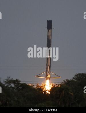 Cape Canaveral, Florida, USA. August 2020. Die erste Stufe einer SpaceX Falcon 9 Rakete kehrt nach dem Start vom Komplex 40 auf der Cape Canaveral Air Force Station, Florida, am Sonntag, 30. August 2020, um 19:27 Uhr in die Landezone 1 zurück. Foto von Joe Marino/UPI Kredit: UPI/Alamy Live Nachrichten Kredit: UPI/Alamy Live Nachrichten Stockfoto