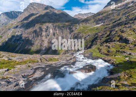 Schöne Berglandschaften auf der Straße in Richtung Trollveggen (Trollwall) Teil des Bergmassivs Trolltindene (Trollspitzen) Im Romsdalen Stockfoto