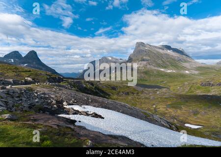 Schöne Berglandschaften auf der Straße in Richtung Trollveggen (Trollwall) Teil des Bergmassivs Trolltindene (Trollspitzen) Im Romsdalen Stockfoto