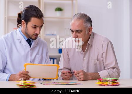 Arzt und Patient, die an der Alzheimer-Krankheit leiden Stockfoto