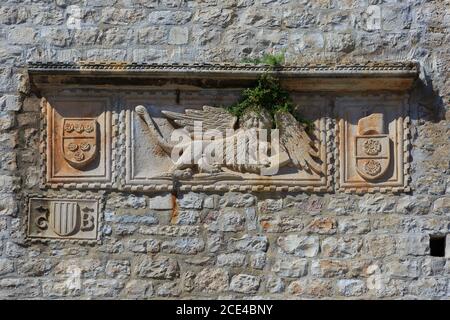 Nahaufnahme des venezianischen Löwen des Heiligen Markus am Stadttor in der malerischen Stadt Korcula (Gespanschaft Dubrovnik-Neretva), Kroatien Stockfoto