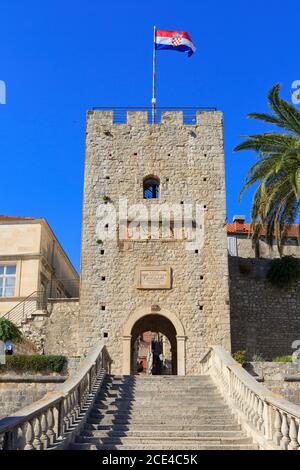 Das mittelalterliche venezianische Stadttor in der malerischen Stadt Korcula (Gespanschaft Dubrovnik-Neretva), Kroatien Stockfoto