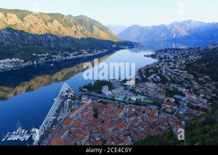 Panoramablick von der Festung St. John über die Bucht von Kotor, Montenegro Stockfoto