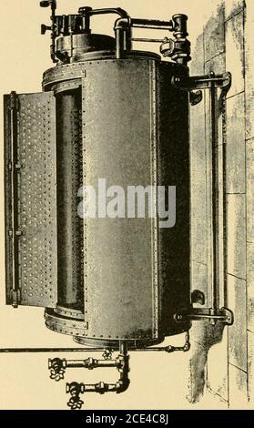 . Der Wäscher. Eine praktische Abhandlung über die Verwaltung und den Betrieb einer Dampfwäsche . f die Maschine wie in Abb. 6i). Diese werden verbunden und laufen in Kontakt mit Piniongearen, die an einer Welle befestigt sind, die längs mit der Maschine auf der Rückseite läuft. An dieser Welle ist der Rückwärtsmechanismus angebracht, der den Zylin-der antreibt. So wird die Leistung gleichmäßig auf jedes Ende der Maschine verteilt, wodurch keine Torsionsbeanspruchung auf den Innenzylinder entsteht. Einige Hersteller bauen Waschmaschinen mit einem verzinkten Eisen außerhalb Zylinder. Diese Maschine wird ganz allgemein in t verwendet Stockfoto