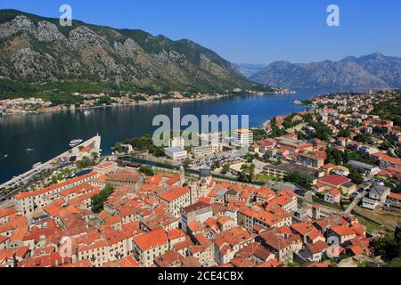 Panoramablick von der Festung St. John über die Bucht von Kotor, Montenegro Stockfoto