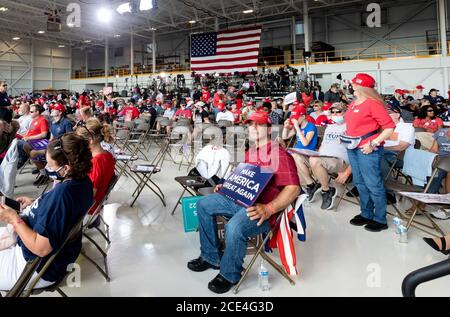 28. August 2020, Pro Star Aviation, Londonderry, New Hampshire USA: Trump-Anhänger warten auf Präsident Donald Trumps Ankunft für seine Wahlkampfveranstaltung bei Pro Star Aviation in Londonderry, N.H. Quelle: Keiko Hiromi/AFLO/Alamy Live News Stockfoto