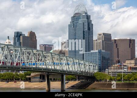 Der Great American Tower erhebt sich über der Taylor Southgate Bridge und steht hoch oben unter den Wolkenkratzern der Skyline von Cincinnati. Stockfoto