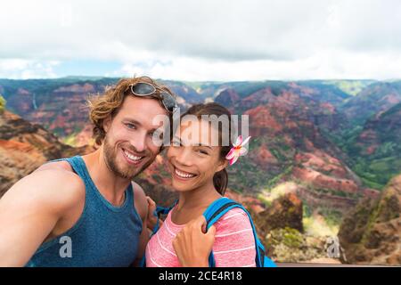 Selfie-Paar Wanderer im Waimea Canyon Hawaii Wanderung Selbstporträt mit Kamera-Telefon Spaß beim Wandern in Kauai Berge, Hawaii. Frau Stockfoto