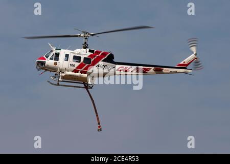 Bell UH-1H Iroquois N495DF, die als Reaktion auf die 2020 SCU Lightning Complex Brände aus dem Meadowlark Feld in Livermore, Kalifornien, operierte. N495DF wa Stockfoto