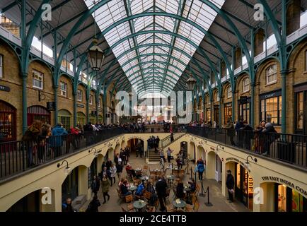 Convent Garden voller Touristen in London, England Stockfoto