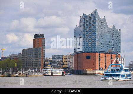 Elbphilharmonie in Hamburg mit der Boote Marina auf der Vorderseite Stockfoto