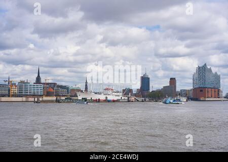 Elbphilharmonie in Hamburg mit der Boote Marina auf der Vorderseite Stockfoto