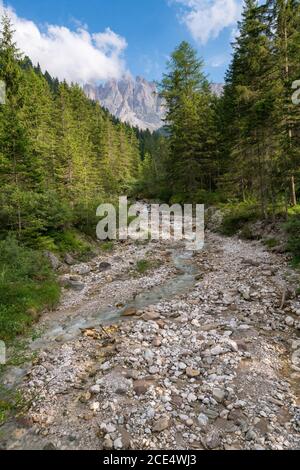 Blick auf furchetta Berg mit einem Fluss im Vordergrund auf die Dolomiten Alpen Berge Stockfoto