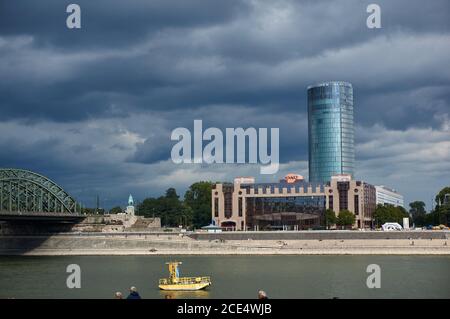 Koeln Köln Triangle Gebäude und Hohenzollern Brücke, Brücke mit Rhein Stockfoto