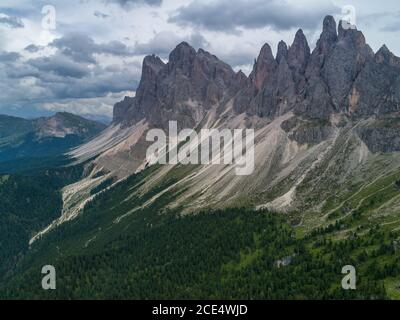 Luftdrohnenfoto von Santa Magdalena St. Maddalena Val di Funes in den Dolomiten Italienische Alpen mit Furch Stockfoto