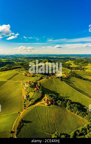 südsteiermark Weinberge Luftpanorama Landschaft. Blick auf die Weinstraßen im Sommer. Stockfoto