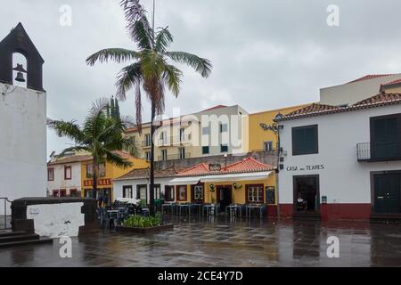 Platz in Funchal, Madeira mit Restaurants und Capela do Corpo Santo Kapelle Stockfoto