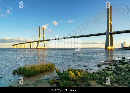 Ponte Vasco da Gama Brücke Blick in der Nähe des Rio Tejo bei Sonnenuntergang Stockfoto