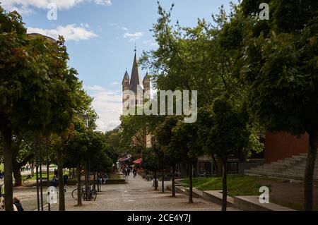 Kirche Groß St. Martin und anderen Gebäuden in Köln von einem outdoor Park gesehen Stockfoto