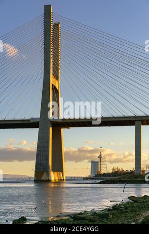 Ponte Vasco da Gama Brücke Blick in der Nähe des Rio Tejo bei Sonnenuntergang Stockfoto