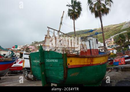 Fischerboot Sa Carneiro mit Kabeljau trocknen Stockfoto